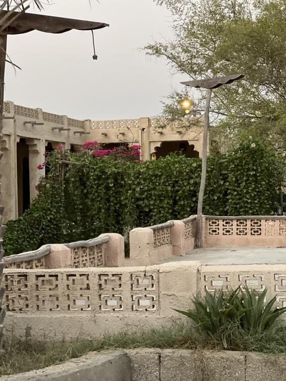 نمای بیرونی خشتی و محوطهٔ سنتی بوم‌گردی خانه دوست قشم