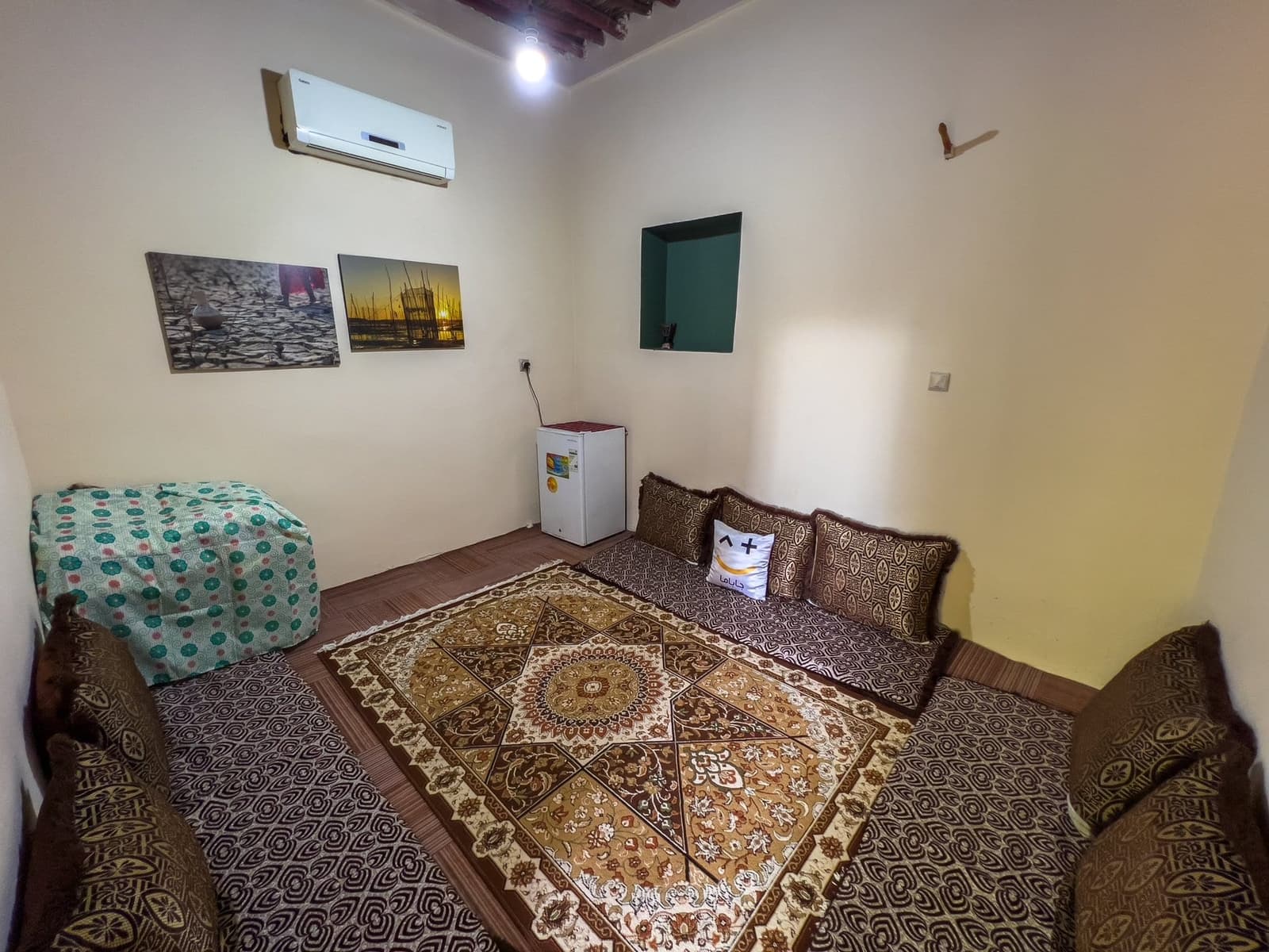 نمای کلی حیاط سنتی و درختان بوم‌گردی خانه دوست قشم