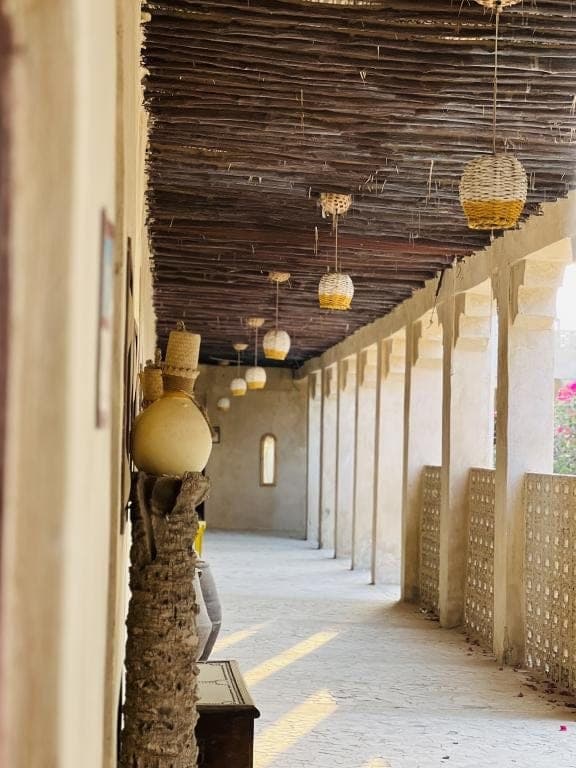 تزئینات و چراغ سنتی ایوان بوم‌گردی خانه دوست قشم