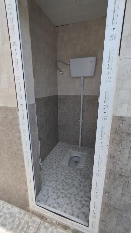 سرویس بهداشتی ایرانی با کاشی‌کاری در بوم‌گردی نخل آقاجان رمکان قشم