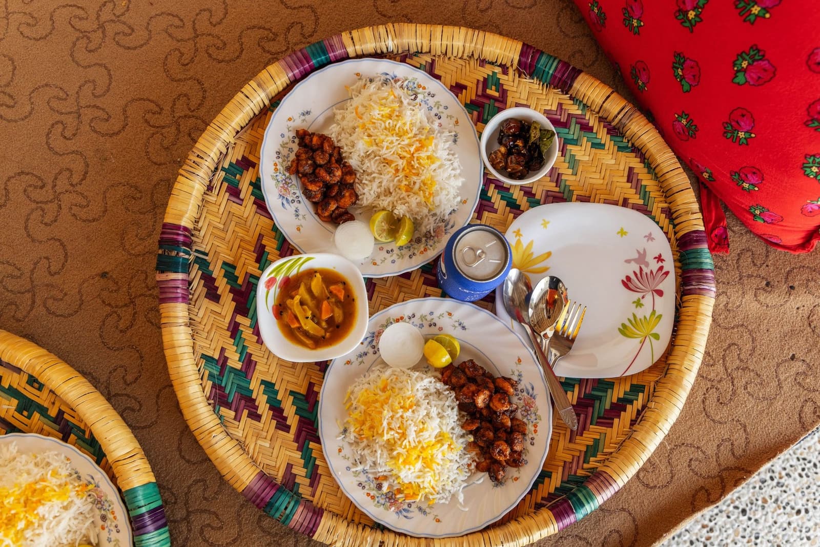 پذیرایی با سفرهٔ غذای محلی در بوم‌گردی نخل آقاجان رمکان قشم