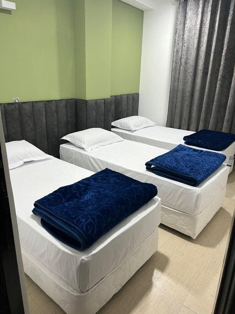 اتاق‌خواب دوم با تخت‌های یک‌نفره در آپارتمان سام ایسلند قشم