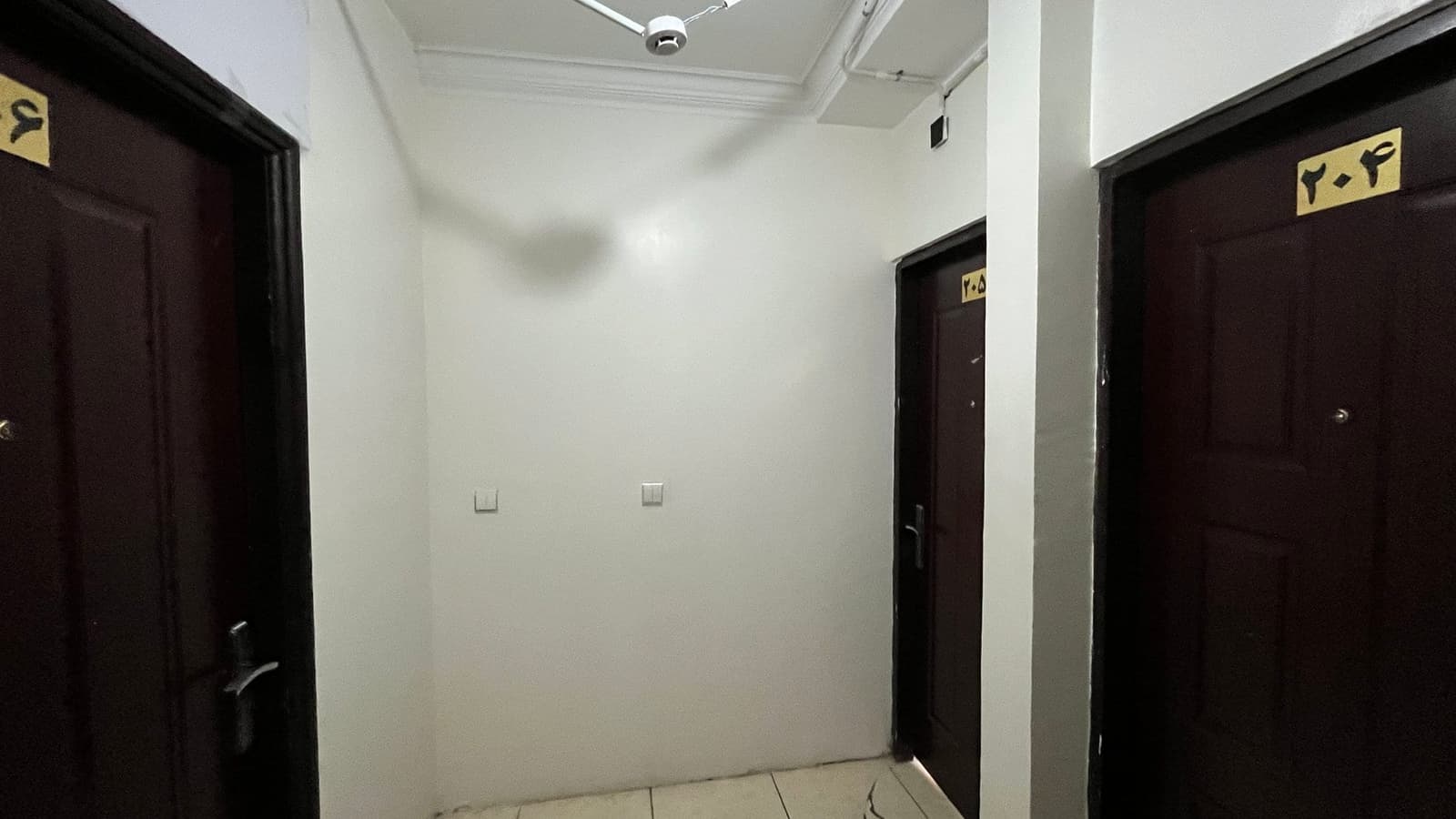 فضای اتاق روشن با درب ورودی در مسافرخانه محسن قشم