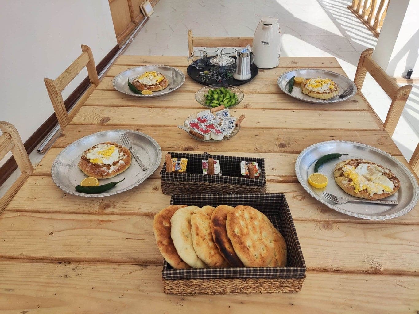 صبحانهٔ محلی با نان و چای روی میز چوبی در اقامتگاه سنتی کیان هنگام