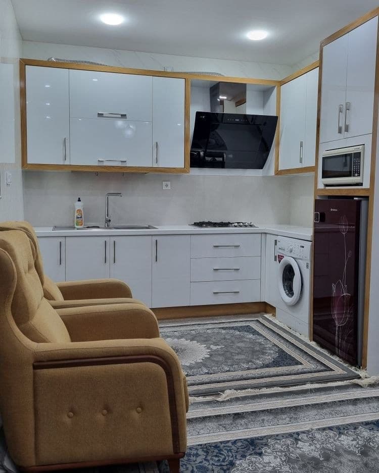 آشپزخانه با کابینت سفید و ماکروویو در ویلا ستاره ۱۱ درگهان قشم