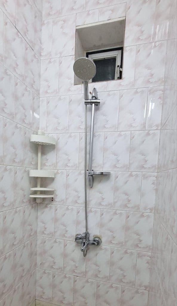حمام و دوش با کاشی‌کاری در ویلا ستاره ۱۱ درگهان قشم