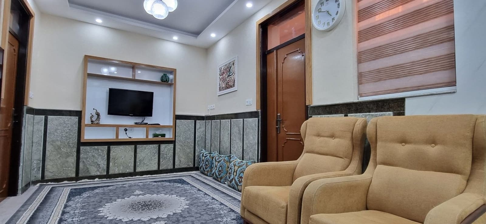 نشیمن مبله با تلویزیون و فرش در ویلا ستاره ۱۱ درگهان قشم