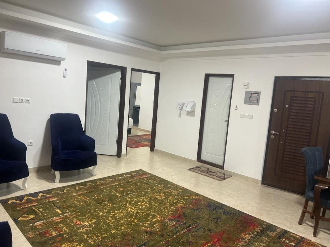 نشیمن مبله با فرش و کولر در آپارتمان امید ممتاز قشم