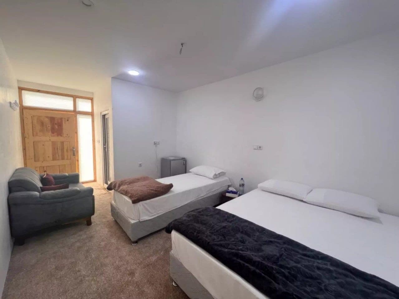 اتاق نشیمن ساده در بوم‌گردی خماسی هنگام