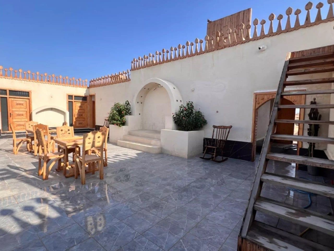 محوطهٔ حیاط با بنای سفید سنتی در بوم‌گردی خماسی هنگام