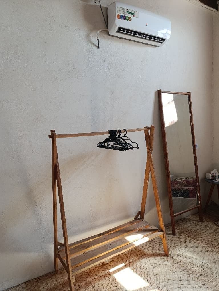 جالباسی چوبی و آباژور در اقامتگاه سنتی رُباب هرمز