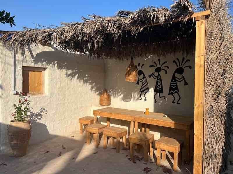 نمای کلی حیاط و آسمان آبی اقامتگاه سنتی خانه شیوا هرمز