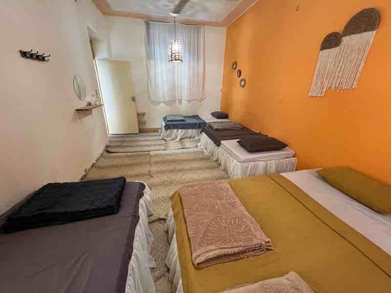 مسیر و راهروی محوطه با معماری بومی اقامتگاه سنتی خانه شیوا هرمز