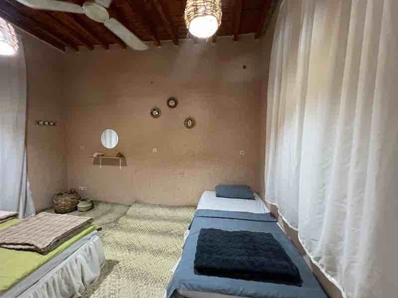 سرویس بهداشتی و فضای شست‌وشوی سنتی خانه شیوا هرمز
