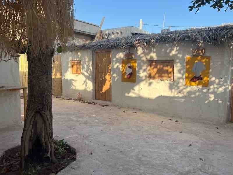 نمای واحدها با پنجره‌های قوسی در حیاط خانه شیوا هرمز