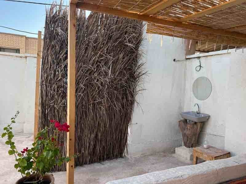 مسیر و محوطهٔ خشتی اقامتگاه خانه شیوا هرمز