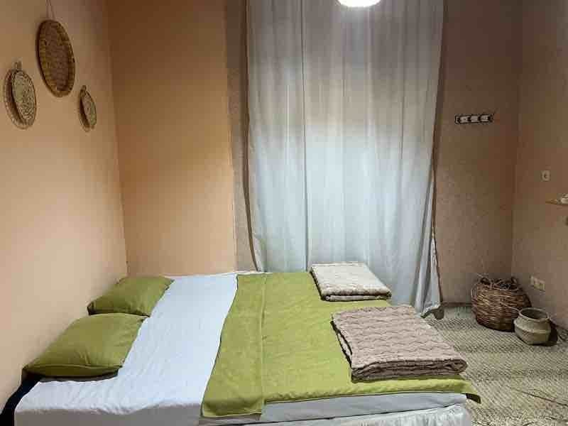 اتاق سبز با پرده و تشک سنتی در واحد سبز خانه شیوا هرمز