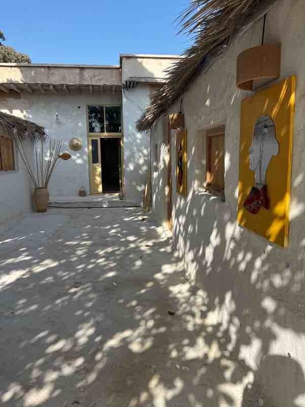 محوطه با دکوراسیون سنتی و چراغ در اقامتگاه خانه شیوا هرمز