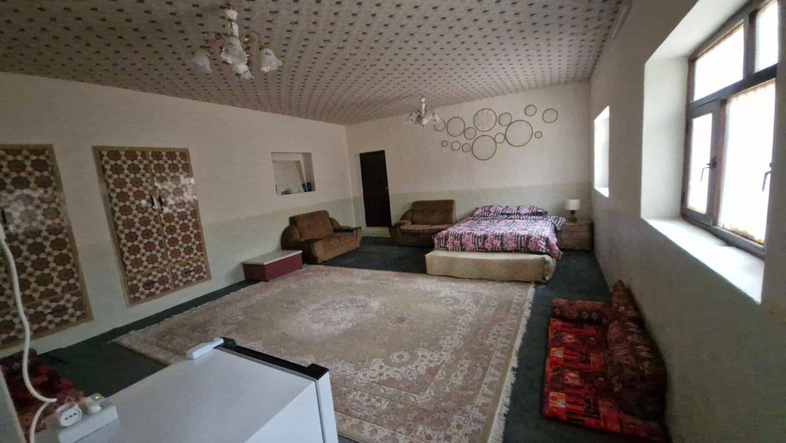 اتاق فرش‌شده با رخت‌خواب سنتی روی زمین بوم‌گردی ریما درگهان قشم