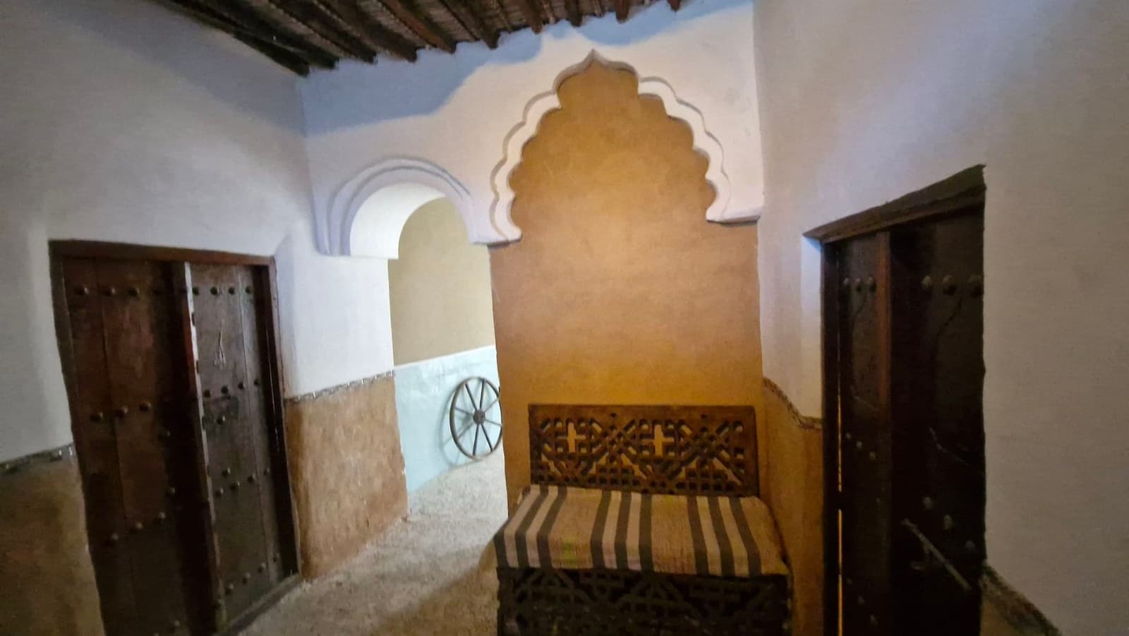 طاقچهٔ قوسی‌شکل با گچ‌بری سنتی بوم‌گردی ریما درگهان قشم