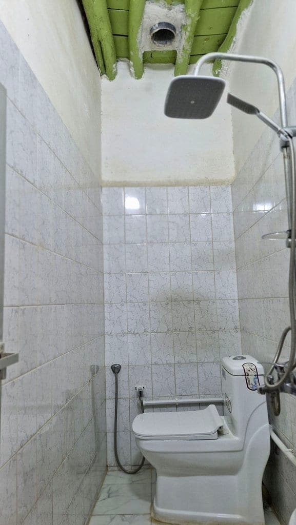 سرویس بهداشتی فرنگی با کاشی‌کاری بوم‌گردی ریما درگهان قشم