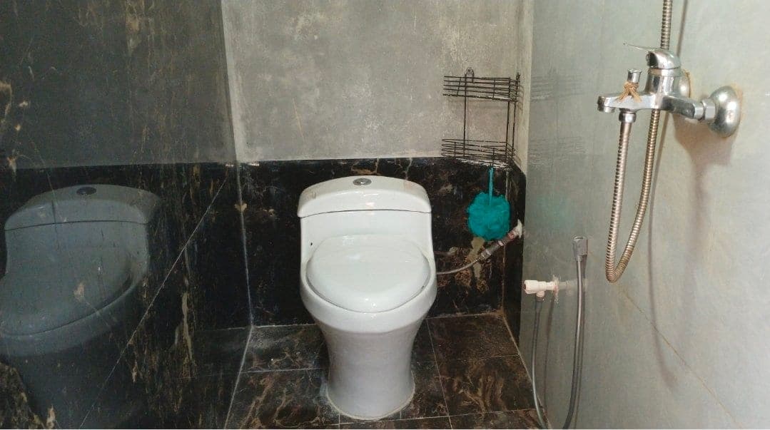 سرویس بهداشتی فرنگی و حمام با دوش در بوم‌گردی کاژه هنگام