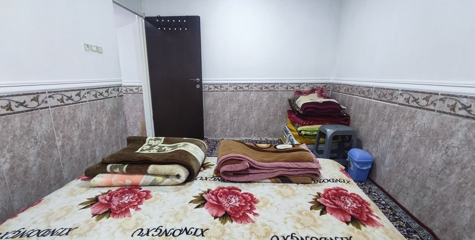 اتاق‌خواب با رخت‌خواب سنتی و لوازم پذیرایی در سوئیت خور درگهان قشم