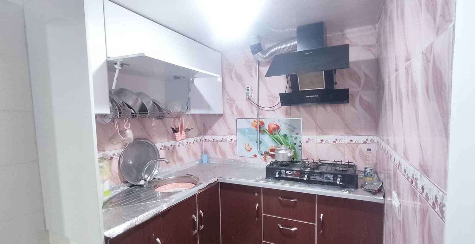 آشپزخانهٔ مجهز با اجاق گاز و هود در سوئیت خور درگهان قشم