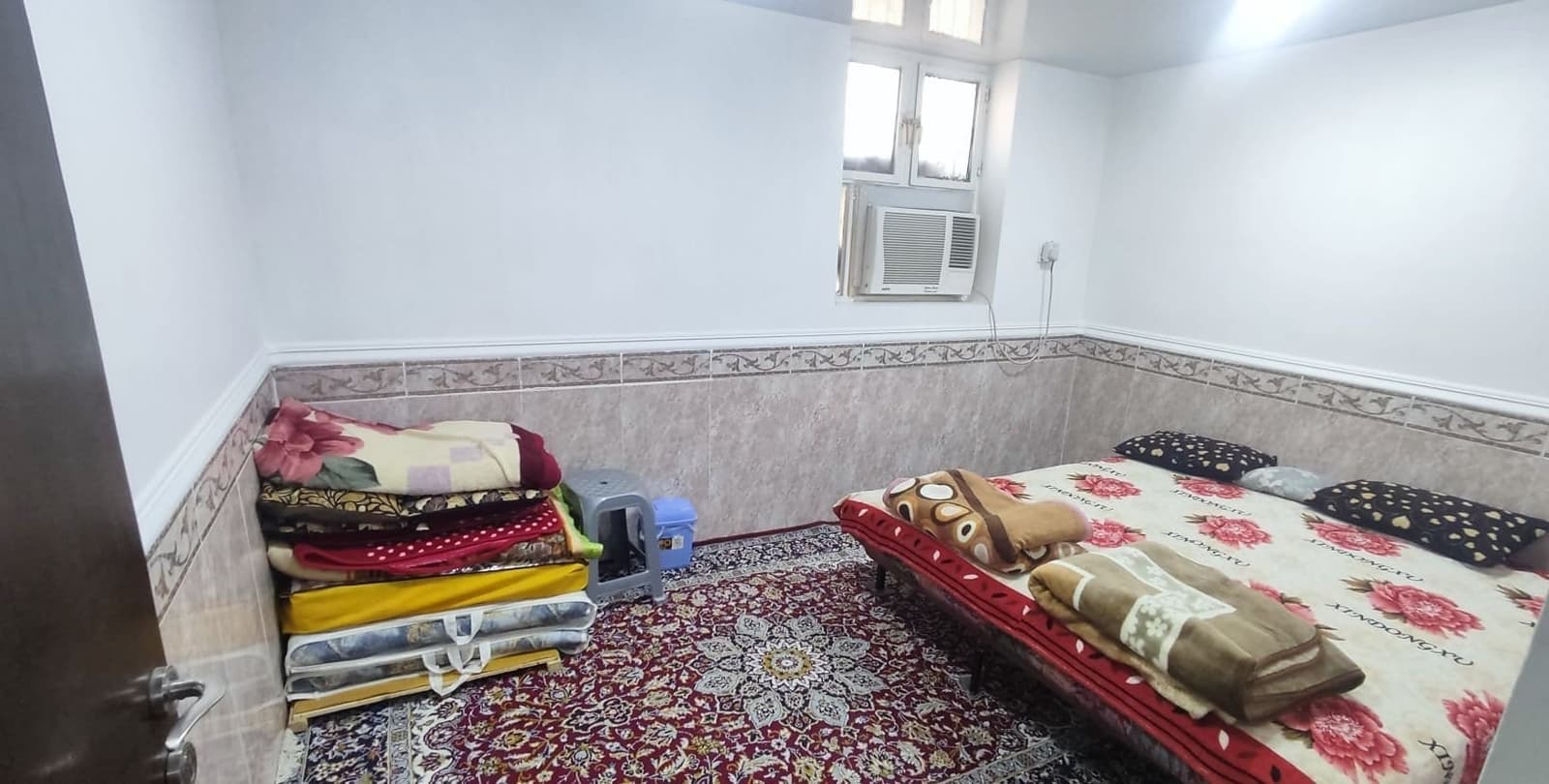 اتاق با تشک و رخت‌خواب سنتی در سوئیت خور درگهان قشم