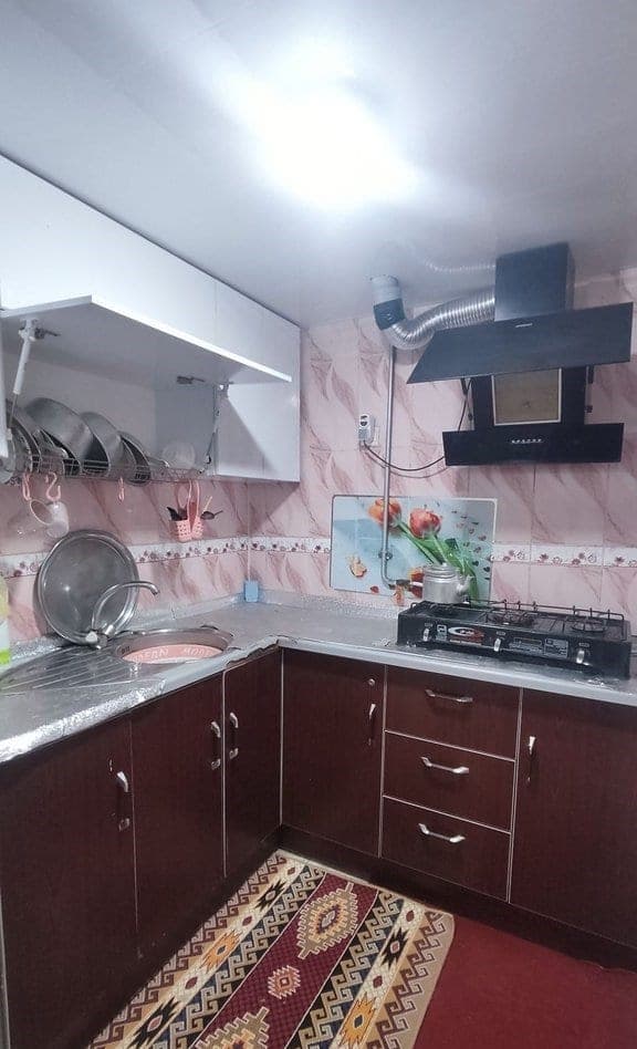 آشپزخانه با کابینت، سینک و ظروف در سوئیت خور درگهان قشم