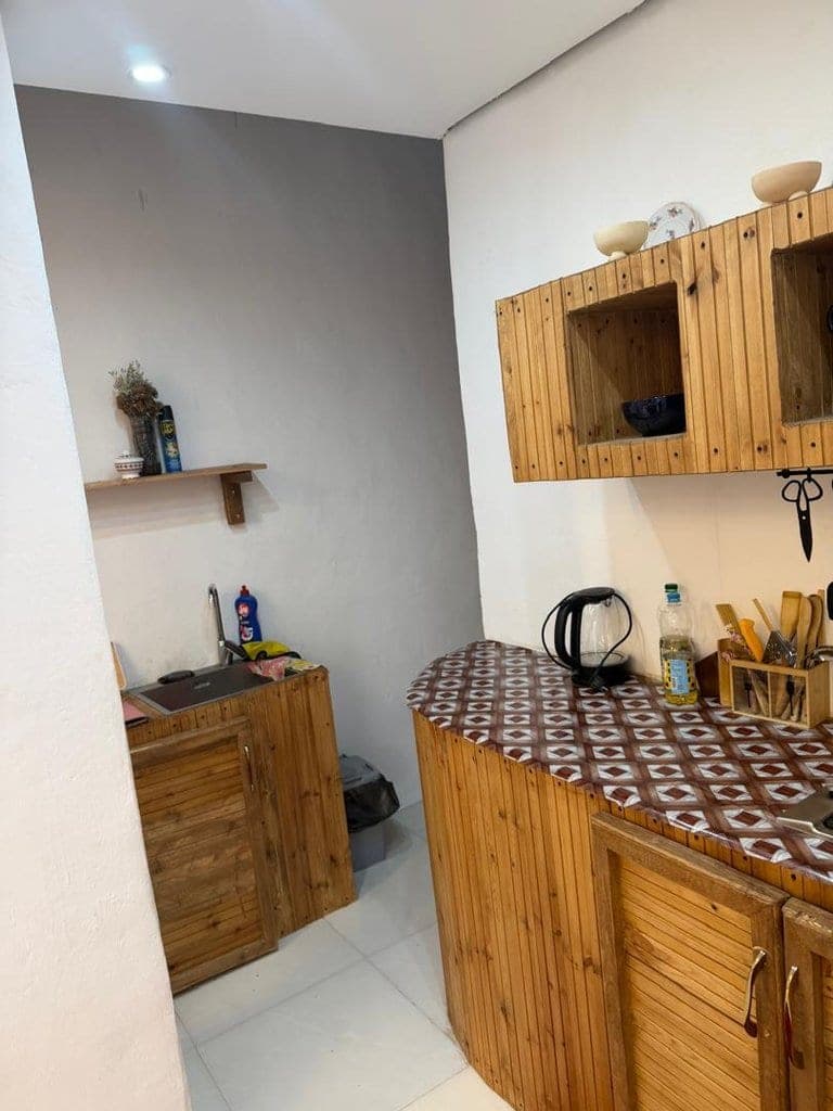 آشپزخانه با سینک و کابینت چوبی در ویلا عمارت رستم قشم