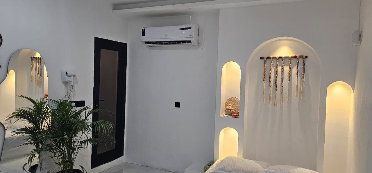 اتاق‌خواب با طاقچه‌های قوسی و آویز حصیری در ویلا عمارت رستم قشم