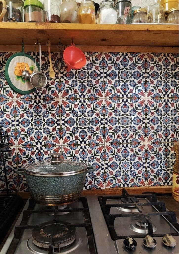 آشپزخانه با کاشی‌کاری رنگارنگ و ظرف سنتی در بوم‌گردی ماتوسکا هرمز