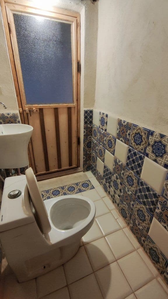سرویس بهداشتی فرنگی با کاشی‌کاری آبی در بوم‌گردی ماتوسکا هرمز