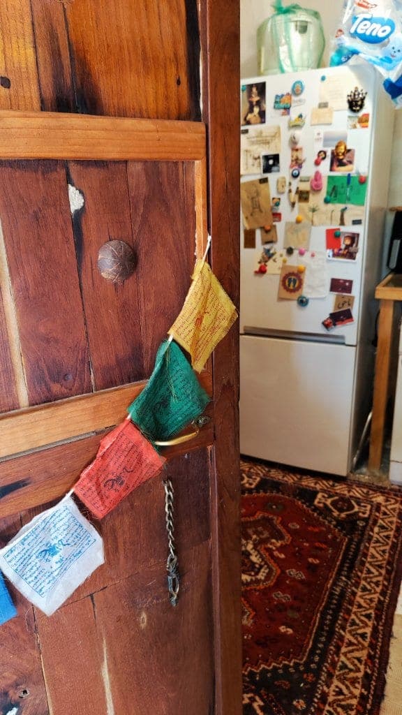 درب چوبی سنتی و یخچال در فضای داخلی بوم‌گردی ماتوسکا هرمز