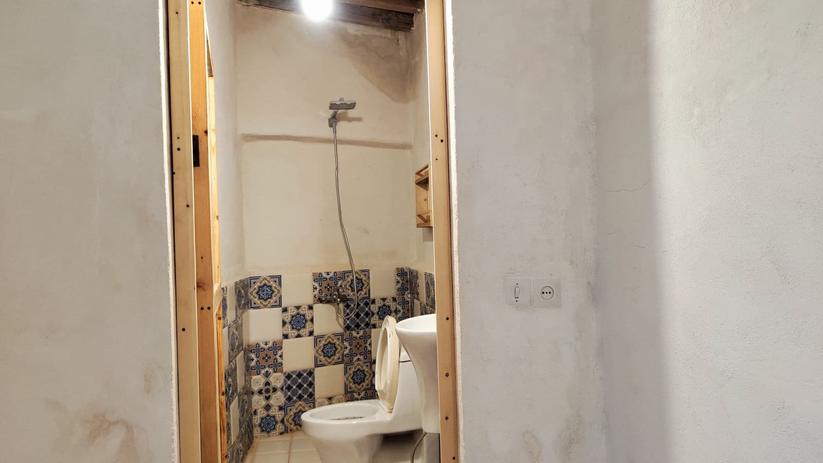 حیاط دلباز با گیاهان و دکوراسیون بومی در بوم‌گردی ماتوسکا هرمز