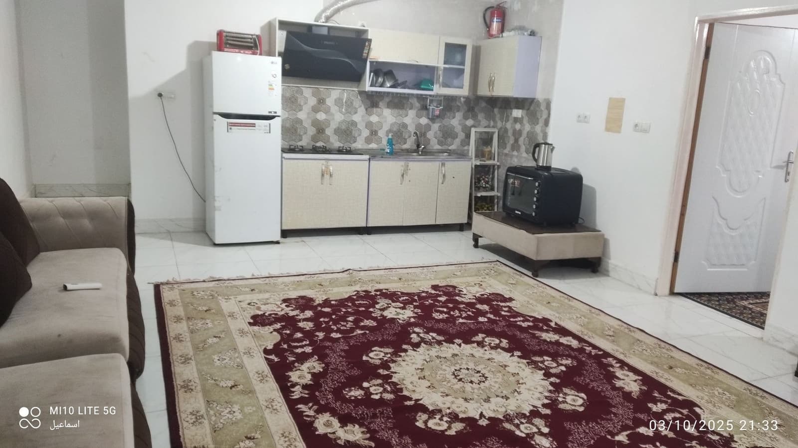 آشپزخانهٔ مجهز با یخچال و فرش‌های سنتی در سوئیت دریانورد هرمز