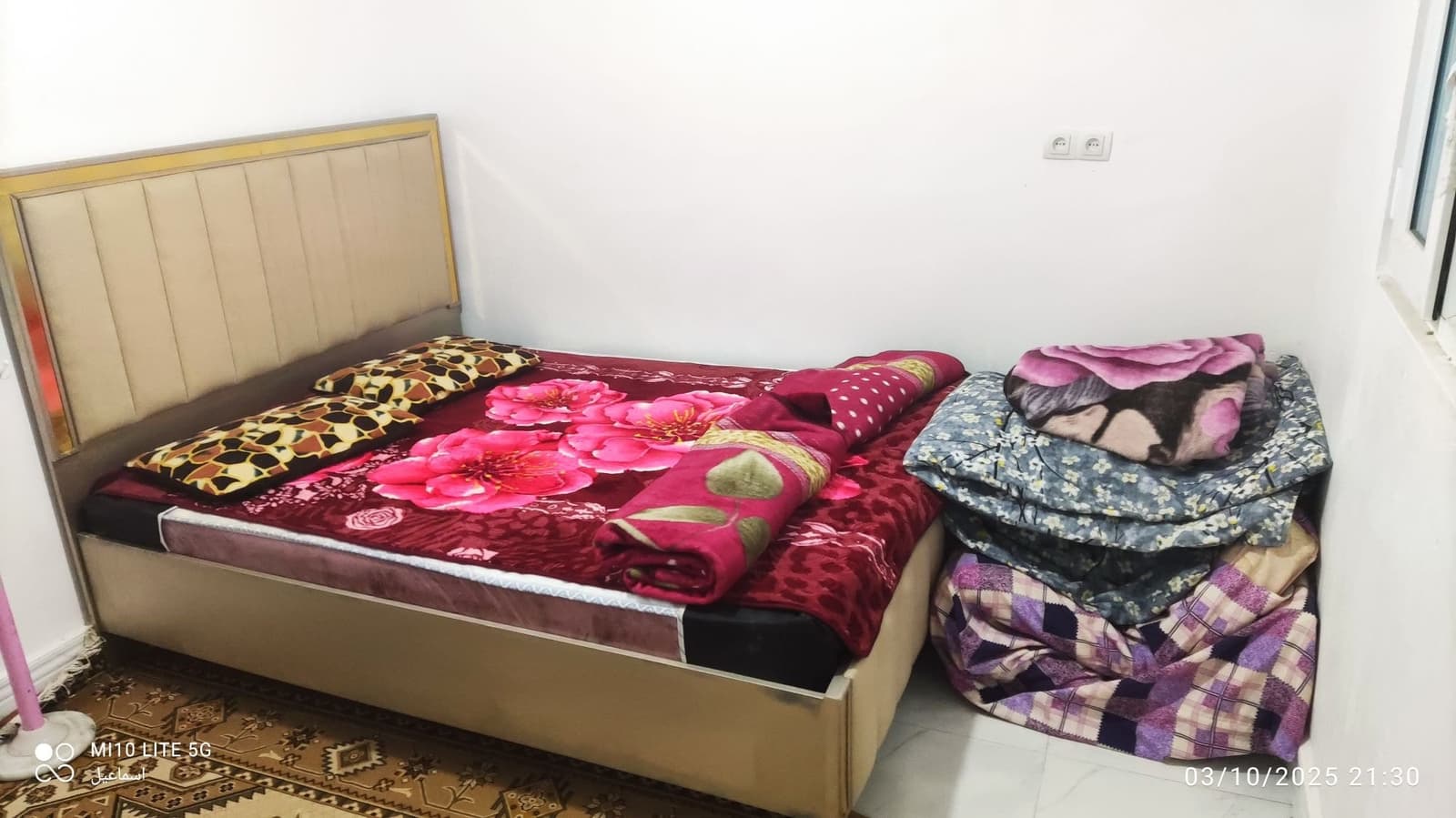 اتاق‌خواب با تخت دونفره و روتختی رنگی در سوئیت دریانورد هرمز