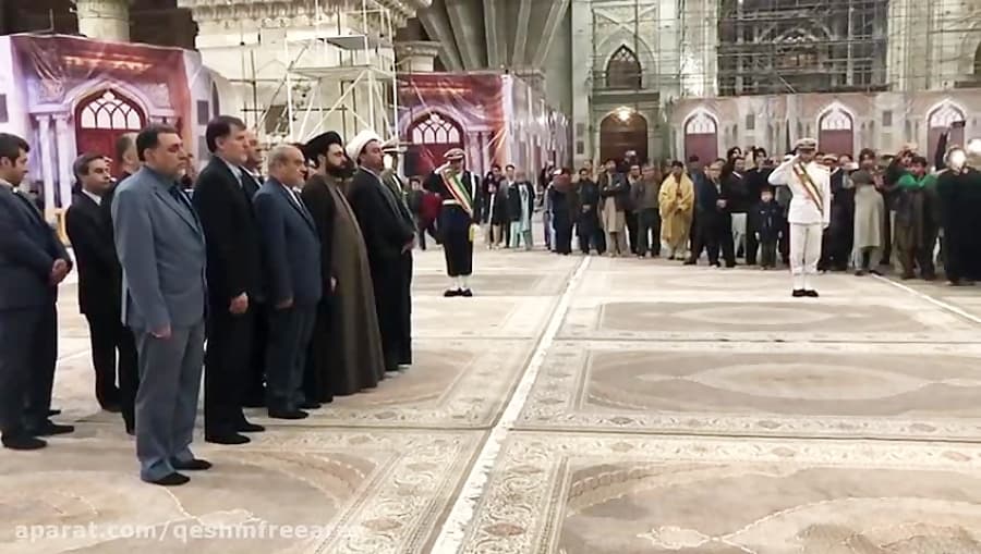 لحظه ورود مدیره و مدیرعامل منطقه آزاد قشم به مرقد مطهر امام راحل(رض)