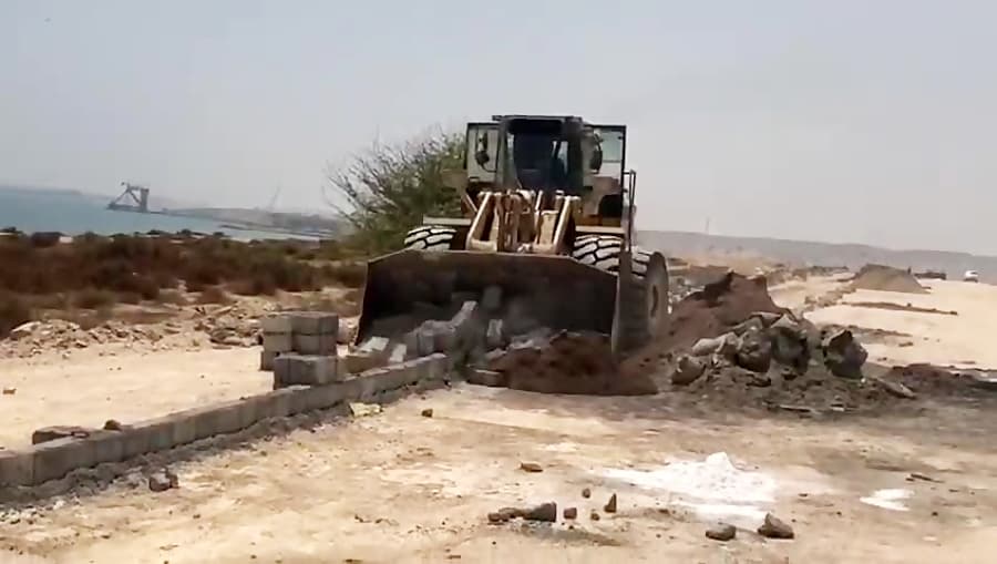 تخریب سازه های غیر قانونی در محوطه تاریخی غار خربس قشم