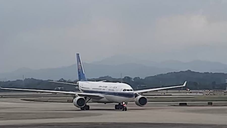 تاکسی ایرباس هواپیمایی چاینا ساترن // China Southern Airbus is Taxing
