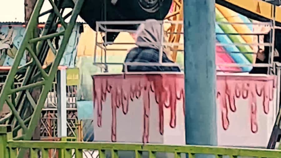 همیشه فکر می کردم چرا چرخ ماشین اونجاست!!