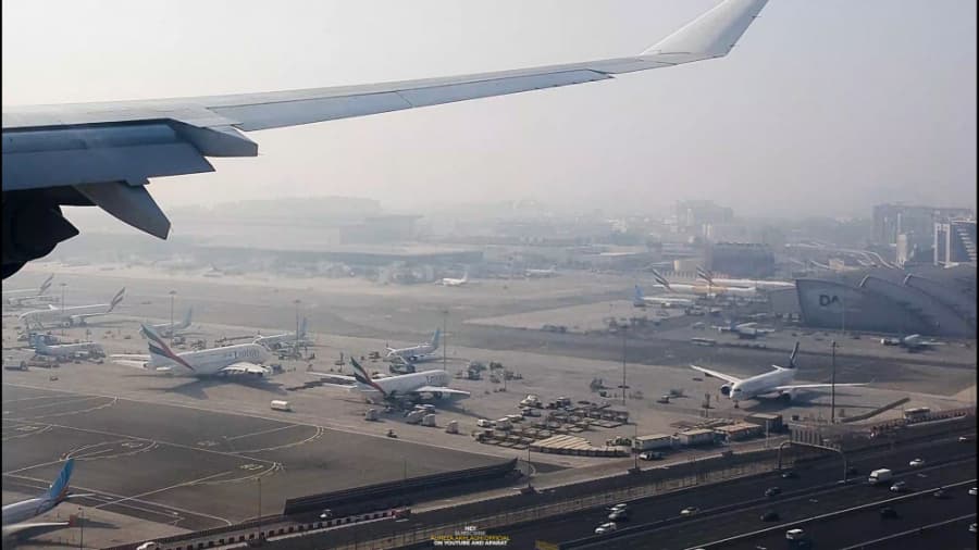 پرواز بر فراز شهر دوبی و فرود در فرودگاه، امارات // Dubai, UAE