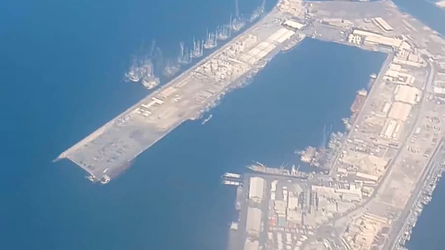 شهر دوبی از بالا، تایم لپس تقرب و فرود در فرودگاه دوبی // Dubai