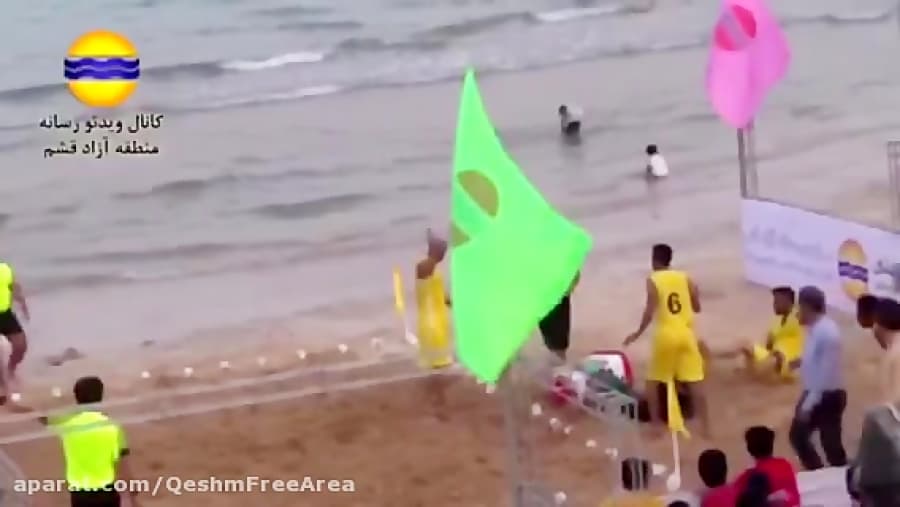 هندبال ساحلی با بادكنك های آبدار در قشم