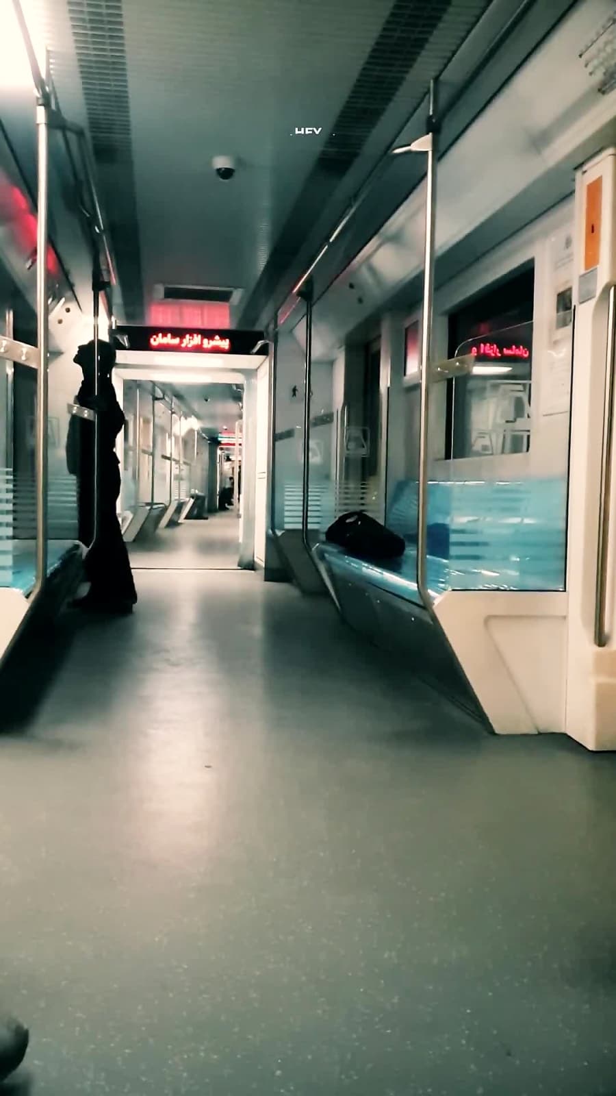 قطار مترو اینطوری می پیچه