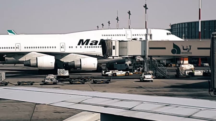 دختر خوشگل ماهان، بویینگ 747 سری 400 هواپیمایی ماهان، فرودگاه امام خمینی