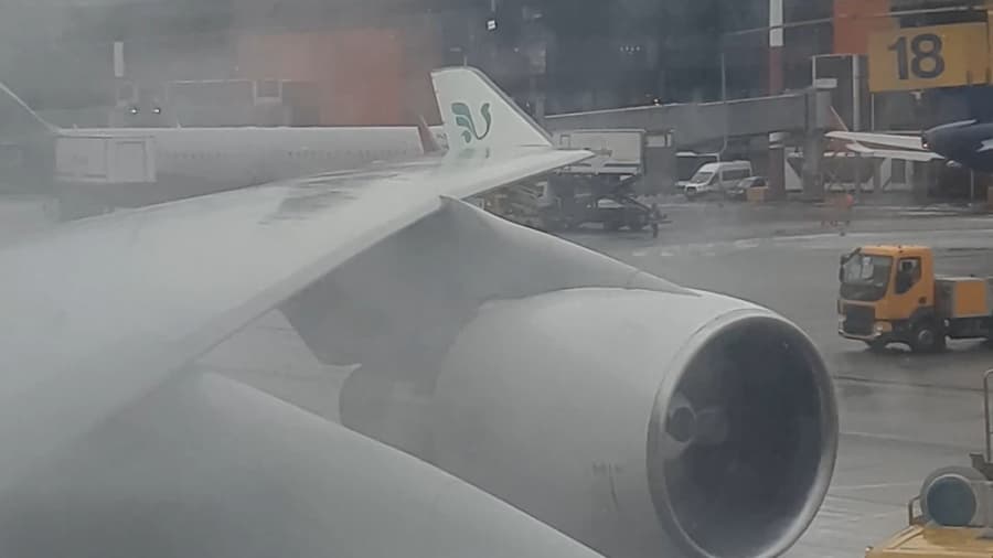 فرآیند یخ زدایی هواپیما، فرودگاه شرمتیوو مسکو، روسیه