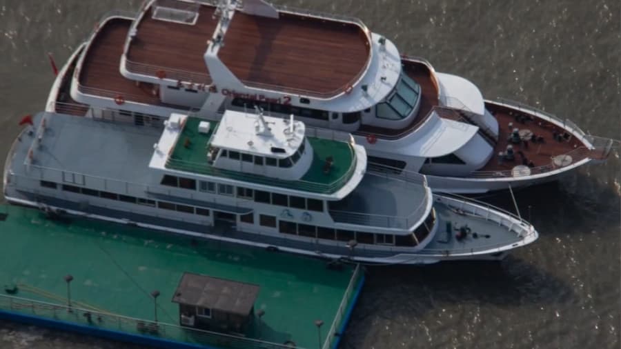 عکاسی از کشتی های باری و تفریحی شهر شانگهای از بالای برج پیرل تاور، چین