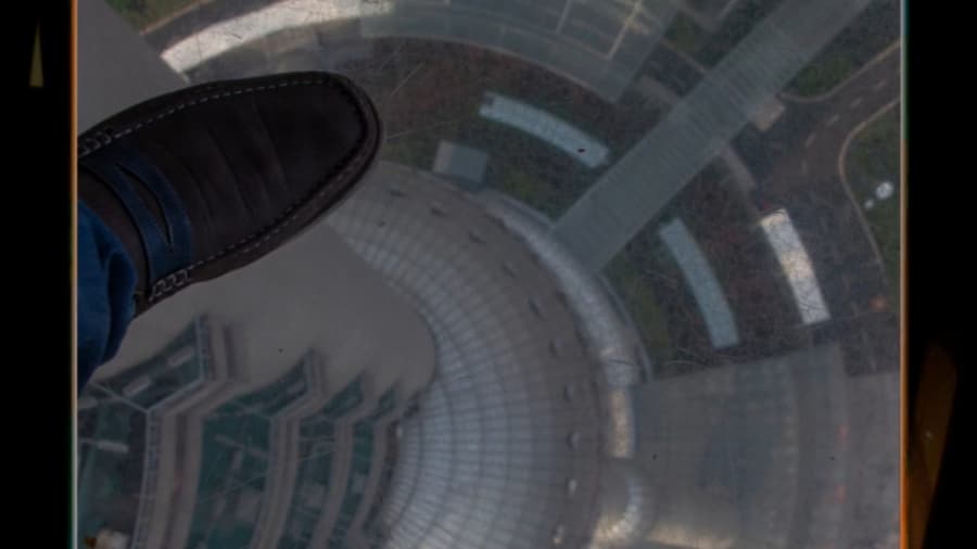 بالکن شیشه ای برج پیرل تاور شهر شانگهای، در یک چنین ارتفاعی می ایستید